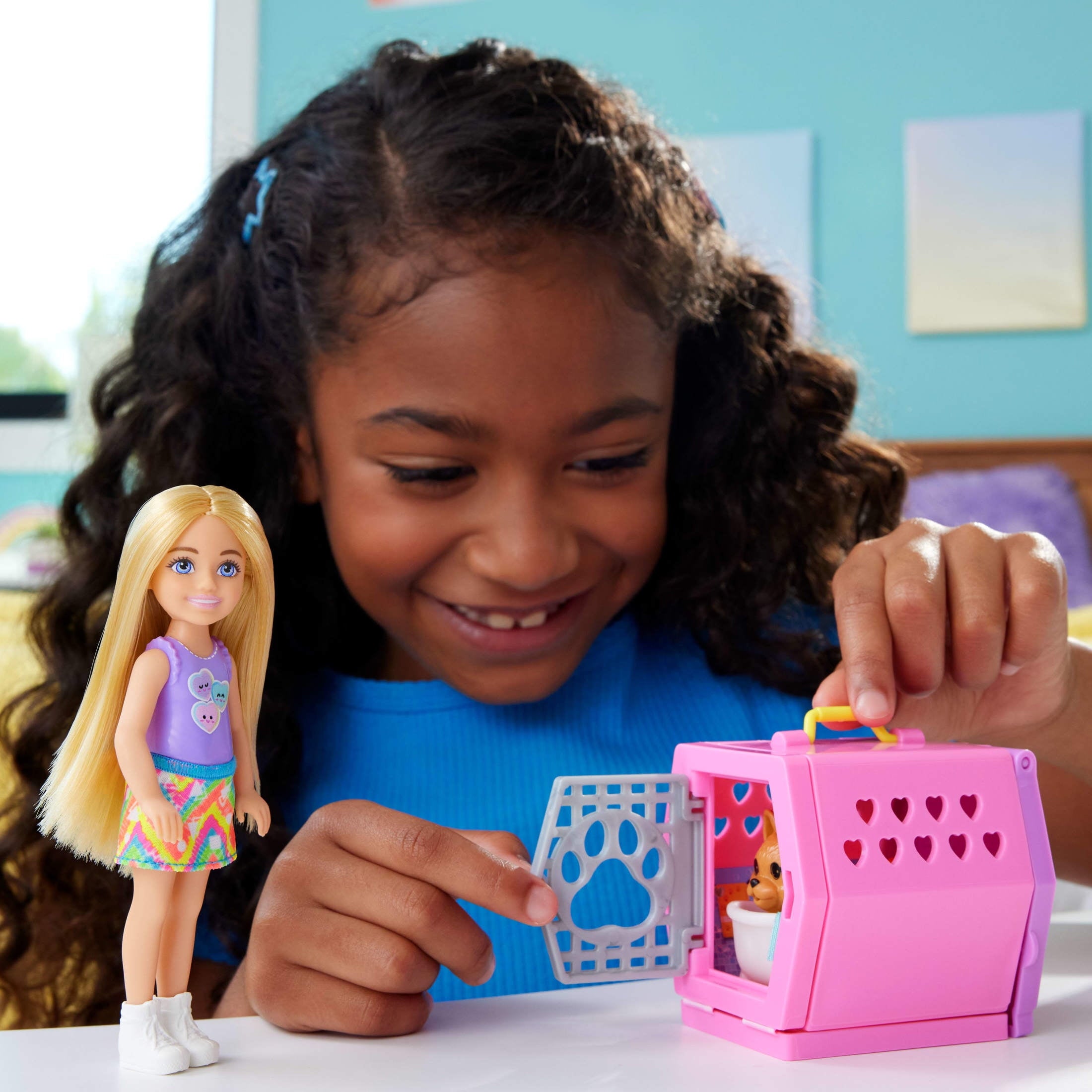 Barbie Chelsea Puppy Carrier Playset, Small Doll and Dog Carrier with Puppy Accessories